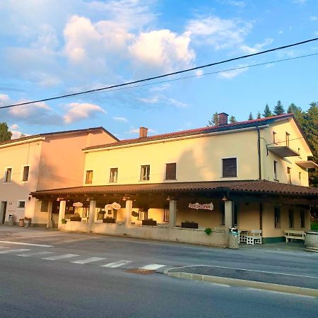 Hotel Gostisce Stari Grad à Senozece Extérieur photo